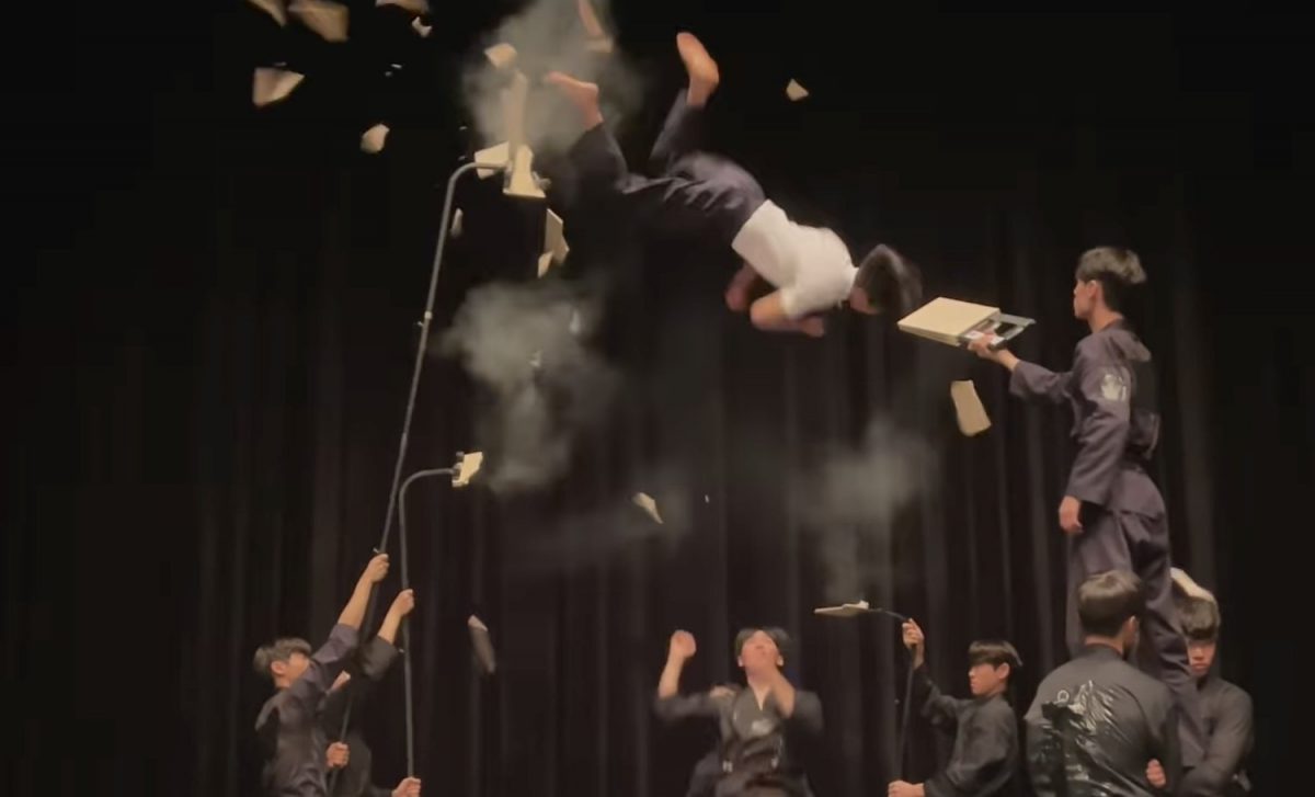 Wow! Taekwondo Artist Impressively Jumps in the Air and Breaks Ceramic Tiles with His Feet — GeekTyrant